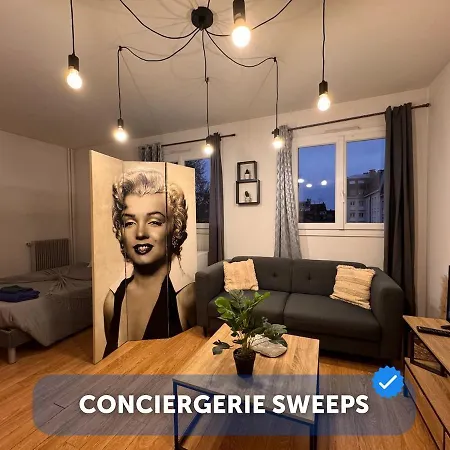 Marilyn - Center 2 People